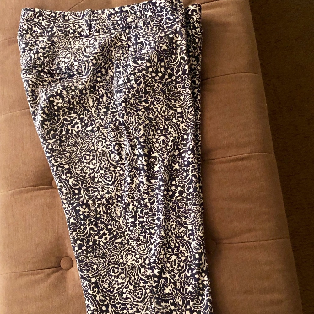 Ann Taylor capris size 2 regular or 4 petite.